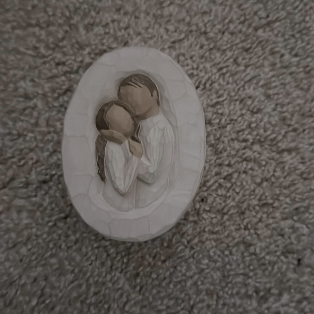 In Love's Embrace Willow Tree Keepsake Box 2004 overall EUC.